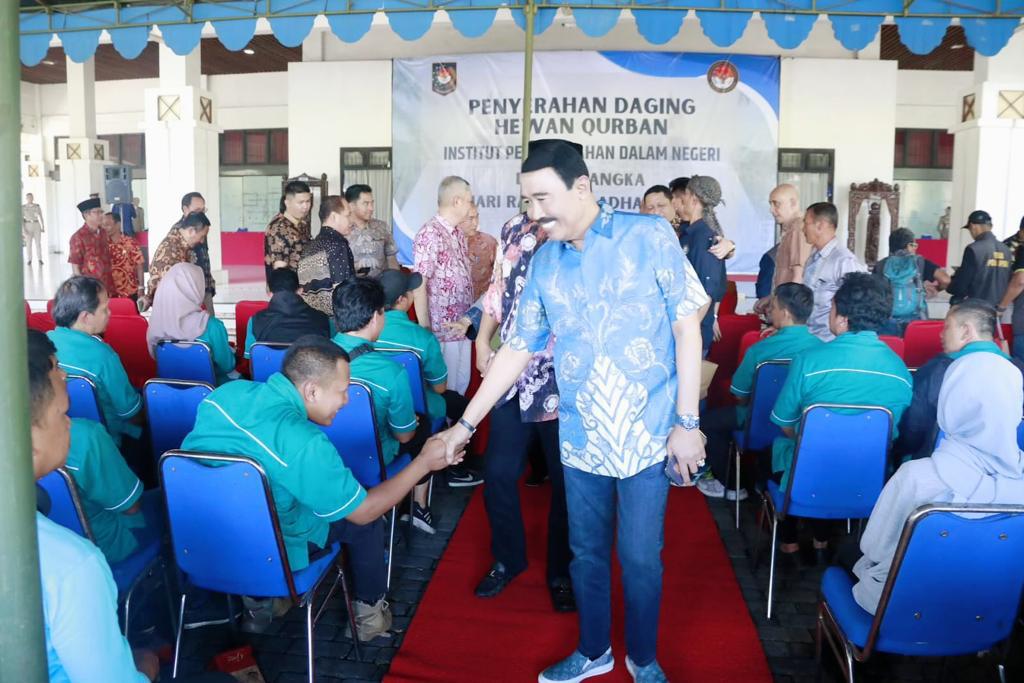 IPDN, ipdn, IPDN serahkan 1.696 Paket Daging Qurban untuk Masyarakat Sekitar Kampus